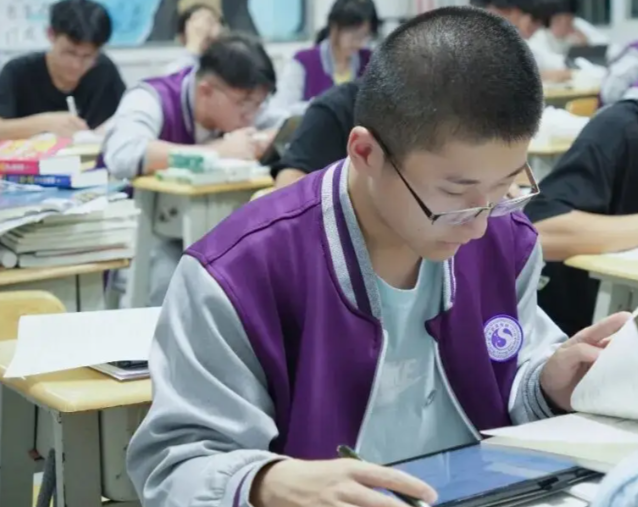 根据每个孩子的学习状况实时调整教育策略完成个性化学习体会